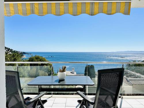 Moderno y luminoso apartamento con espectaculares vistas al mar y a la playa de Canyelles Petites 2193 - ES-258-77