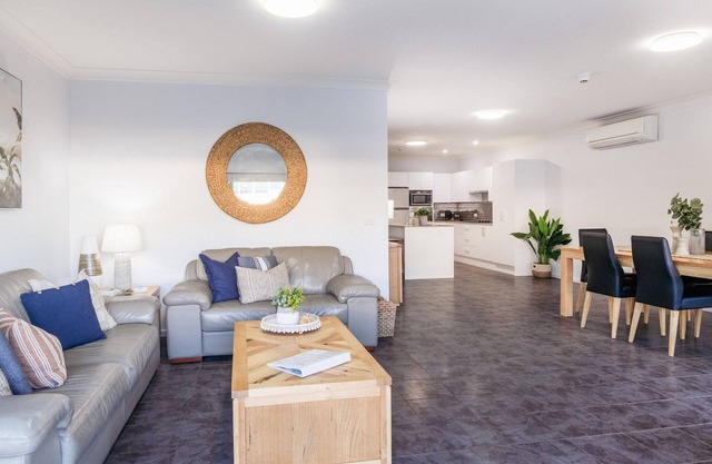 Este apartamento en planta baja muy bien presentado es totalmente autónomo e incluye todos los modernos