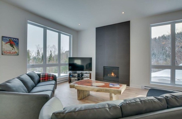 Mont Tremblant - ¡Nueva casa hermosa de 2,300 pies cuadrados en alquiler! Piscina / jacuzzi. ¡Muy privado!