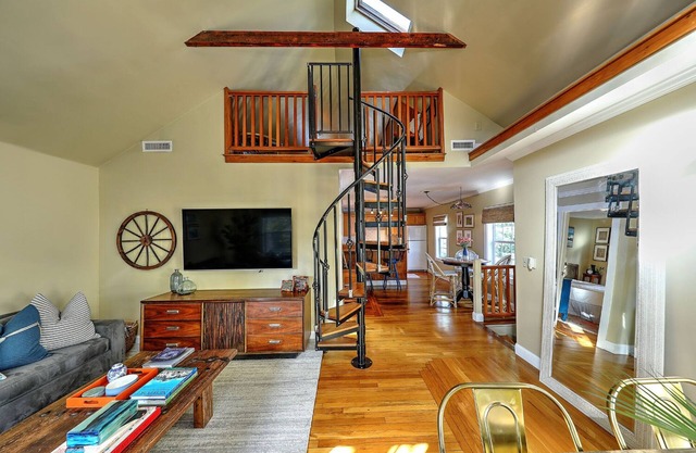 Stylish Downtown Newport Apartment