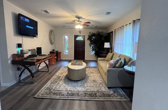MONTHLY STAYS in Memphis - Spacious 5BR Home w/ 3 BA-Near Downtown, Beale Street