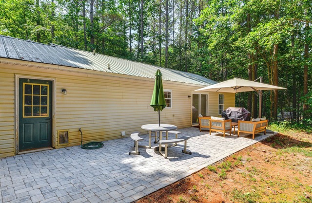 Mooresville Retreat w/ Patio, 1 Mi to Lake Norman!