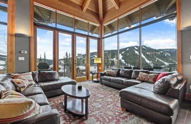 Moosehead Lodge: Stunning 4 bdrm/4 bath chalet. Ski in/ski out, private Hot Tub