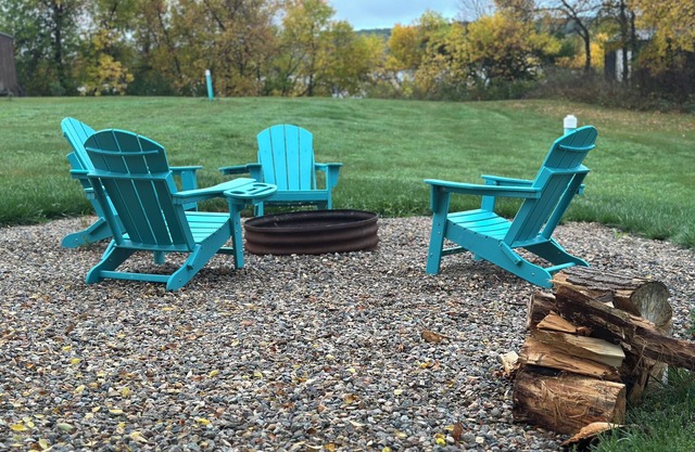 Backyard Lake Access, Kayaks, Fire pit, Grill, Hammock, Deck, Beautiful Views