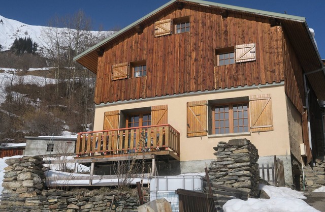 Chalet de montaña en entorno natural.