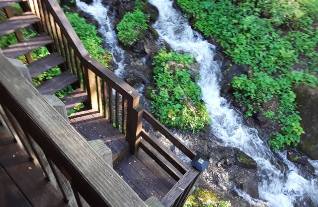 Cabaña de montaña con alta elevación con frente de arroyo y cascada