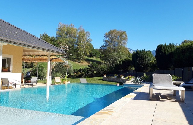 Cabaña con piscina en el lago de montaña con jacuzzi