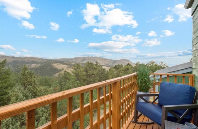 Mountain Haven: Zipline, Hot Tub & Mountain Views