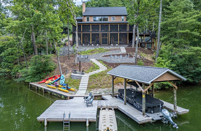 Mountain Lakefront 4 bedroom house with wrap around screen porch, hot tub