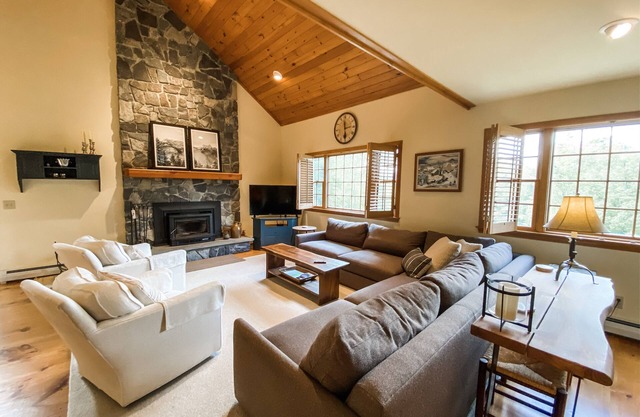 ★ Mountain Retreat, Cozy Elegance Near Mt. Snow ★