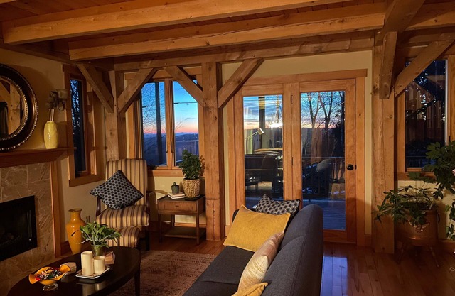 Mountain Retreat in Dover Vermont, 4BR, 2BA+2x0.5BA, Hot Tub, Large Deck, View