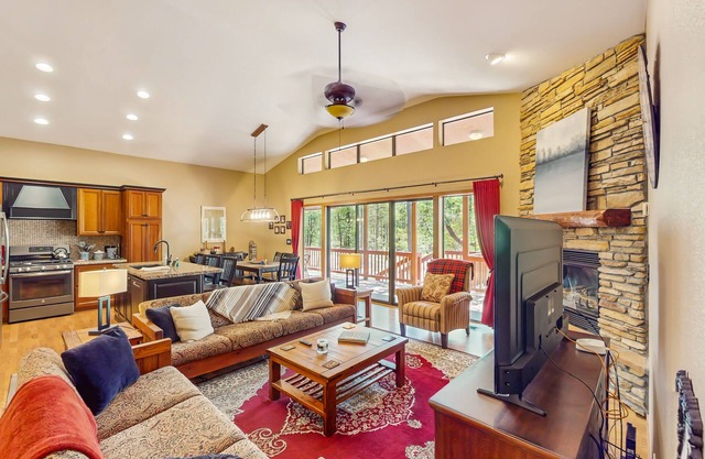 Mountain Retreat w/ patio - close to golf, fishing, hiking, & downtown