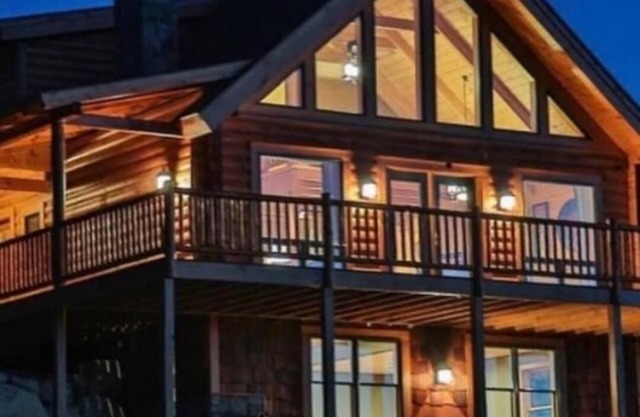 Mountain Ski House w/hot tub, wrap around deck, panoramic views!