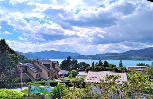 T2 Mountain, beach and shops within walking distance, private parking and Wifi