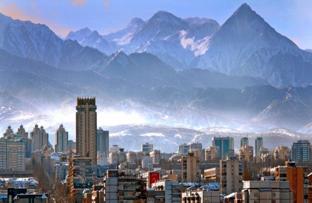 Vista a la montaña disfrutar en el medio de la vida de Almaty