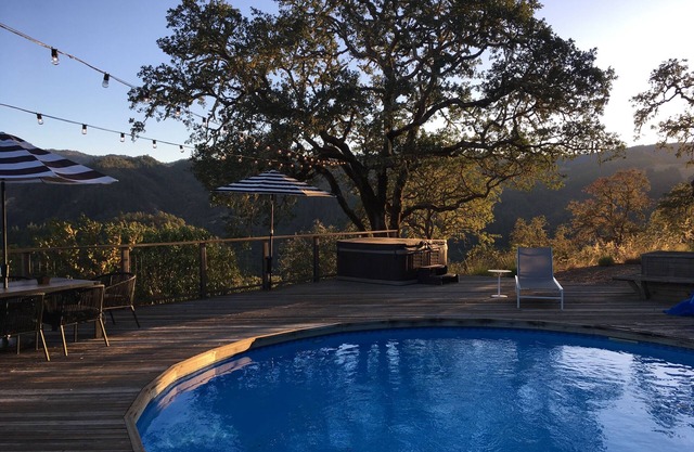 Casa abierta en la cima de la montaña, piscina, jacuzzi y vistas.