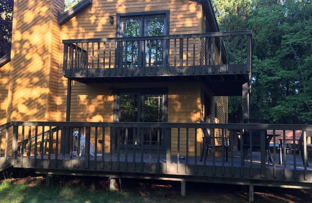 Impresionante casa, a poca distancia, con embarcadero privado disponible.