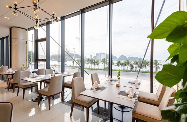 Muong Thanh Grand Bai Chay Hotel
