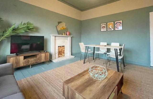 Pillow Partners are proud to present this stylish first floor cottage flat, ideal for contractors...