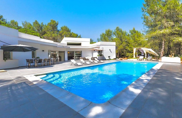 Villa en San Antonio con 6 habitaciones, capacidad 12