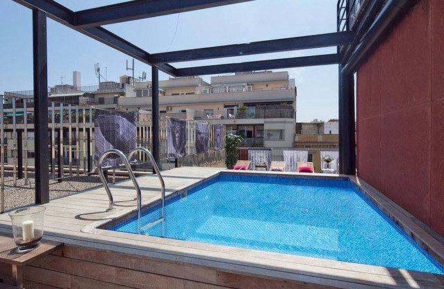 My Space Barcelona 6 apartamentos en el Arco de Triunfo con piscina para 48
