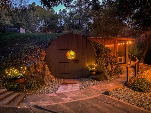 Myrinn-Hobbit Cottage on the Creek Storybook Stay