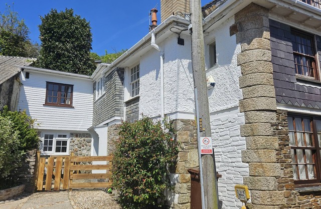 Myrtle Cottage - sleeps 4 guests in 2 bedrooms