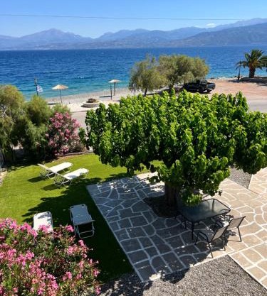 Nafpaktos PebBle Apartments in Marathias