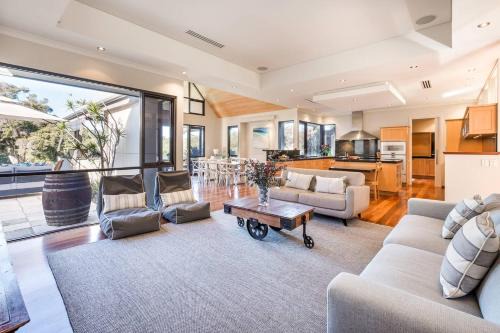 Nanga Mai - Luxe Bushland Haven near Yallingup Beach