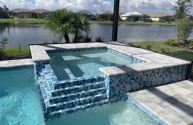 Nueva construcción, bellamente decorada, 4 habitaciones 5. 5 baños, casa de lujo con golf