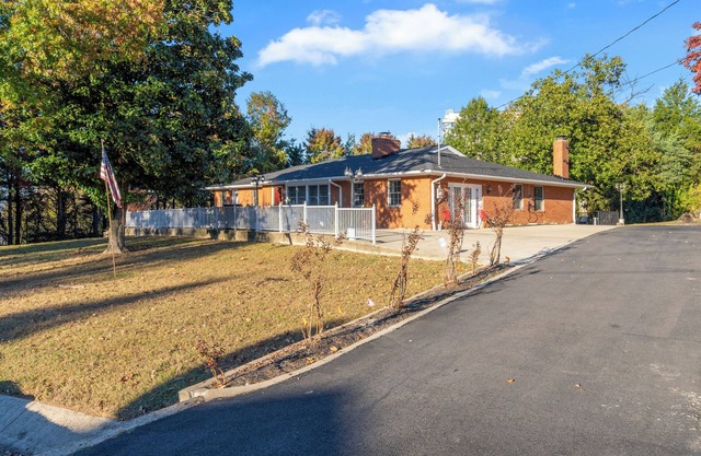 Spacious Family Retreat: Top Location - Scenic Views – Patio – BBQ - Parking