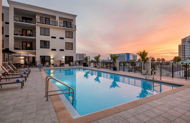 Nature Escape! 4 Modern Units, Pool, On-Site Restaurant and Bar, Walk to Beach