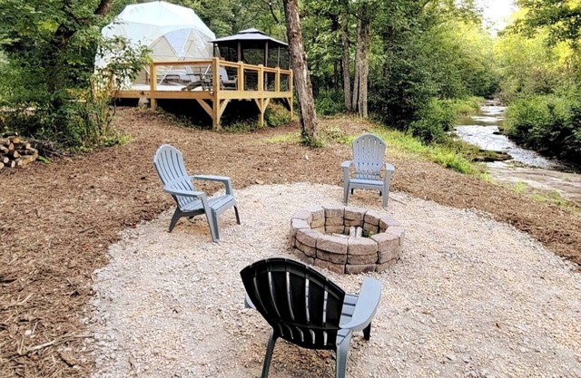 Geodome on creek, great getaway, WIFI & Hot Shower