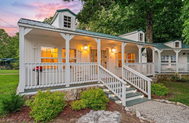 Nature-Focused Getaway | Creekside Studio w/ Modern Comforts & Free Ticket Perks!