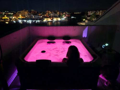 Nautica bulles jacuzzi privatif vue lac marin