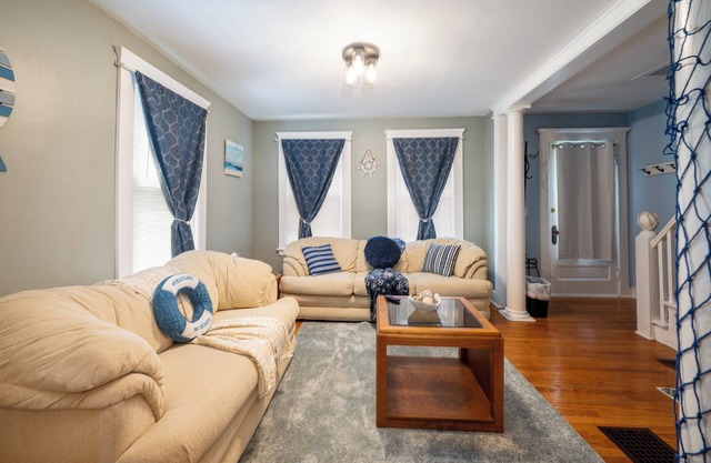 Nautical 3BR Sleeps 8 @ Tweed Airport W/ Fire Pit + Smart TVs Near Beach & Yale