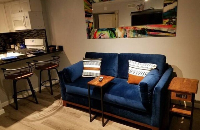 Nchanted Luxury unit near Airport with Parking and Yard