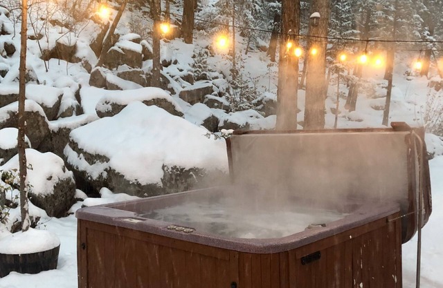 Cozy retreat with a starlit hot tub, fire pit, fireplace & treehouse near RMNP.
