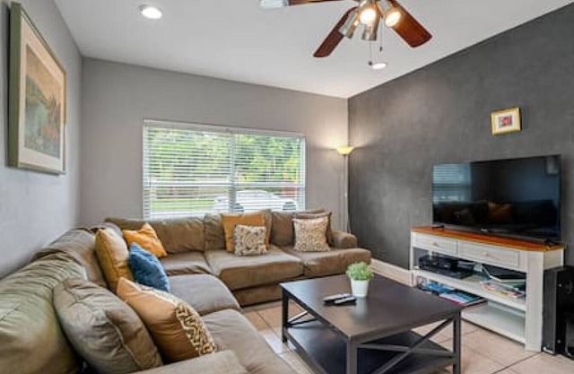 Near Airport 3br w kitchen Game Room, Fenced Yard