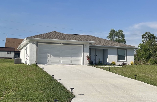 Near Rainbow Springs, Silver Springs, and World Equestrian Center. Pet Friendly.