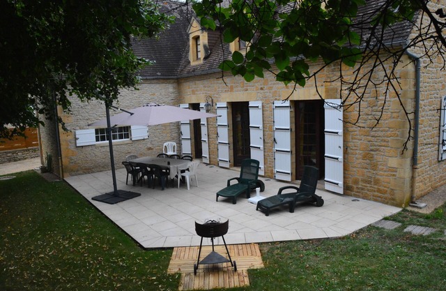Cerca de Sarlat, Périgord Noir, hermosa casa de Périgourdine, piscina climatizada