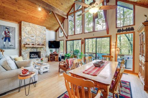 Near Skiing, 2 Furnished Decks Newland Retreat!