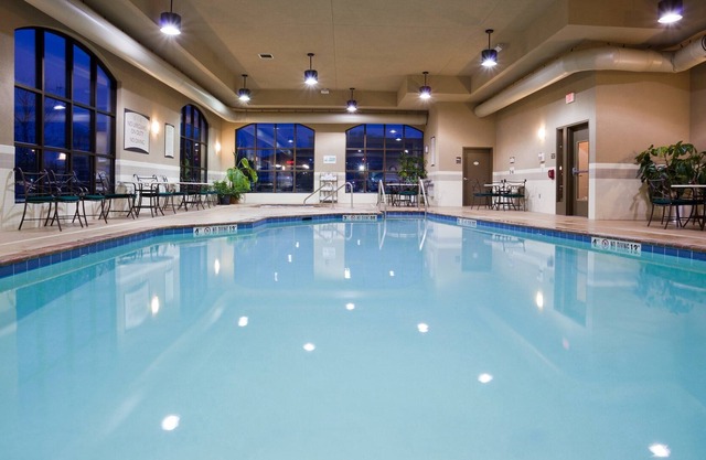 Cerca del aeropuerto | Desayuno gratis + piscina y jacuzzi