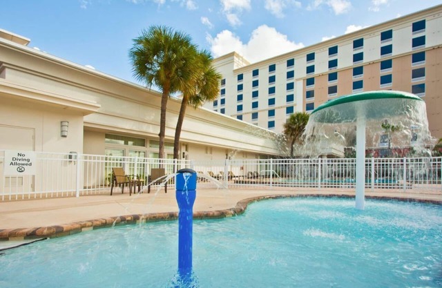 Near Universal Studios Orlando! 2 Relaxing Rooms, Outdoor Pool, Onsite Parking