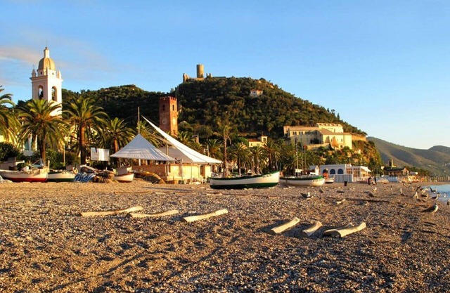 50 metros del mar con terraza doble ---- cerca del mar en el centro medieval de Nol