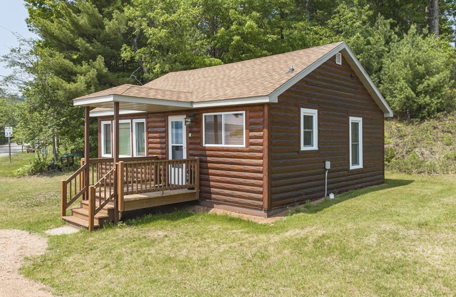 Neat and Clean Cottage on Virgin Lake... Pier Included!