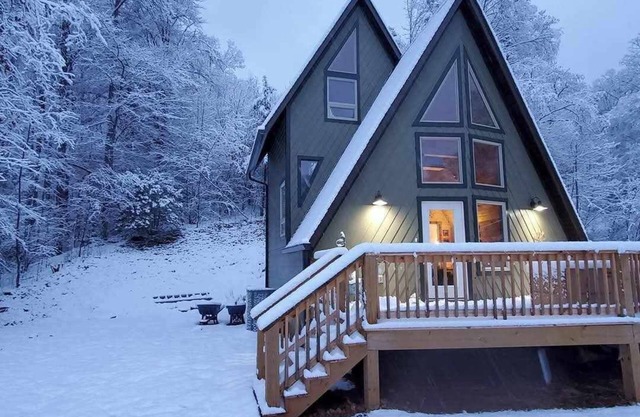 Need a Romantic Getawy? Hot Tub DogFriendly/ Close to Hiking, tubing & Casino