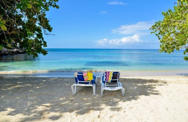 Negril Luxury Beach Home ubicado en Little Bay Country Club Negril. ¡Nuevo listado!