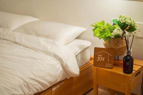 Netflix 1 minute walk from bus stop5 minutes walk from airport bus Namsan Itaewon Seoul Station