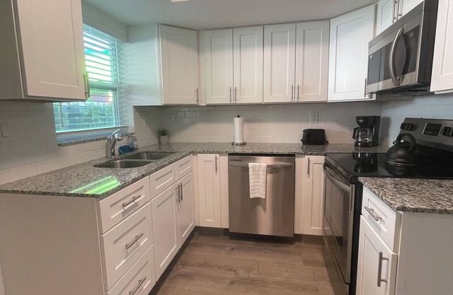 NEW 2-bedroom unit lovely Fort Lauderdale w/ AC, WiFi & AMAZING PRIVATE PATIO